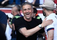 巴黎圣日耳曼训练开放日；窗口期回应争议引欢呼；社区盾在即；年轻球员得到机会的简单介绍-JIUYOU GAMES