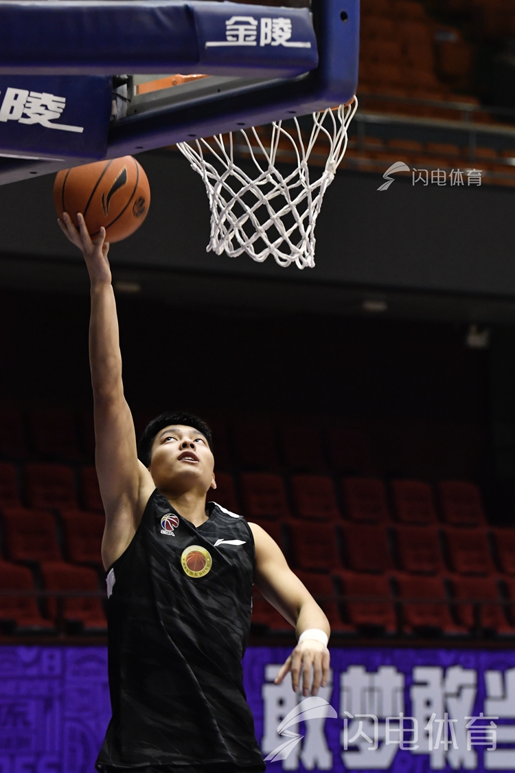 关于山东男篮训练开放日；赛后门线救险引欢呼；NBA总决赛在即；年轻球员得到机会的信息